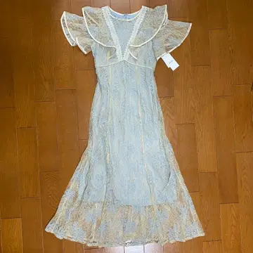 프릴이 달린 라이트 블루 맥시 드레스