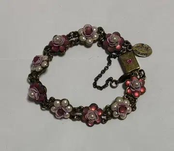 미하엘 네그린의 핑크 계열 로즈 장식 무광 유리 팔찌