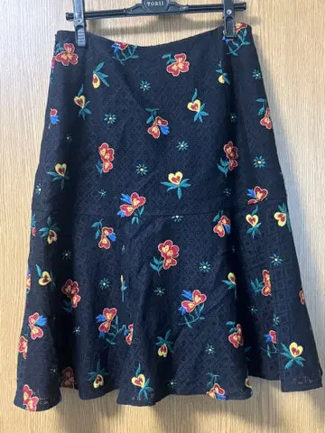 그레이스 콘티넨탈 플레어 스커트 꽃무늬 자수 블랙