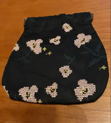 샐리 스콧 가마구치 파우치 자수