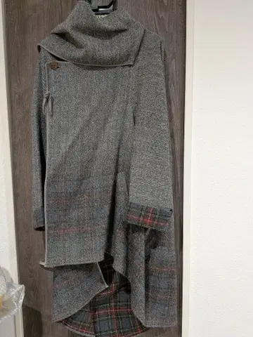 비비안 비대칭 변형 판초 코트 머플러 볼륨