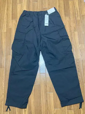 UNIQLO U 와이드 핏 파라슈트 카고 팬츠 M 사이즈 블랙