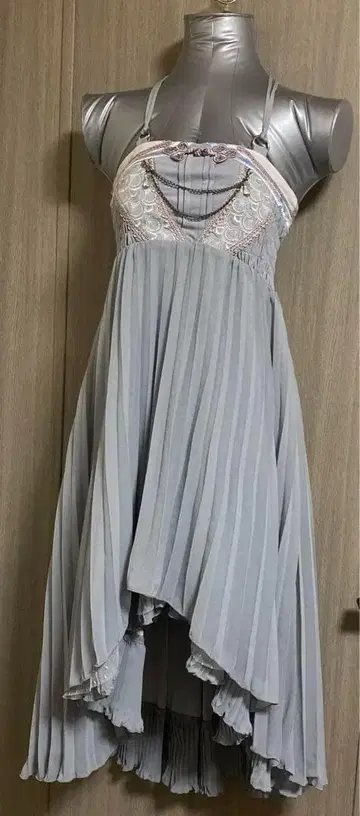 OZZ ONESTE 2WAY 그레이 슬리브리스 플리츠 원피스