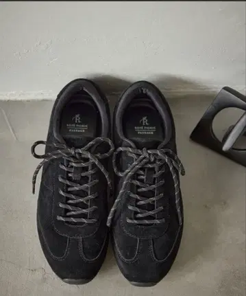 스웨이드라이크 플랫 스니커즈 / 로페피크닉