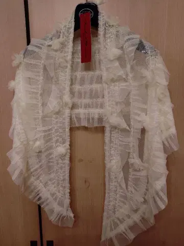 새상품 노코오노 프릴 레이스 시스루 숄 크림색