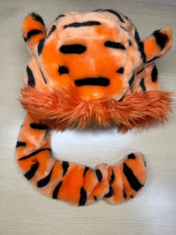 호랑이 디자인의 퍼 모자
