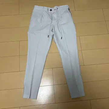 junhashimoto 화이트 슬랙스 지퍼 포켓 부착