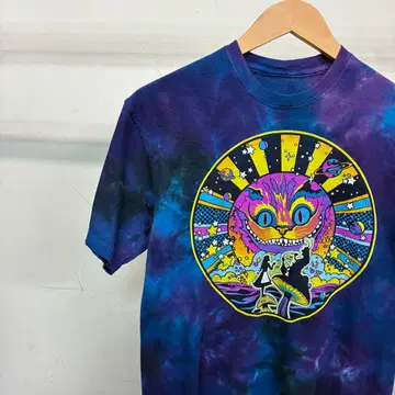 원더랜드의 앨리스 체셔 고양이 타이 다이 티셔츠 리퀴드 블루 M 사이즈