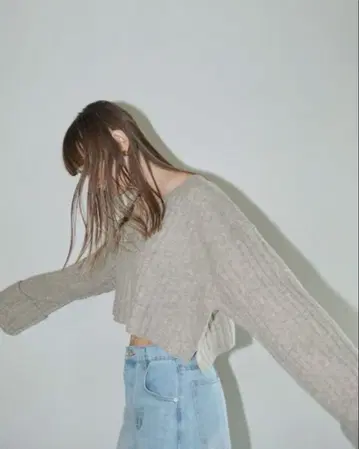 AIC. 숏 리브 니트 V넥 베이지