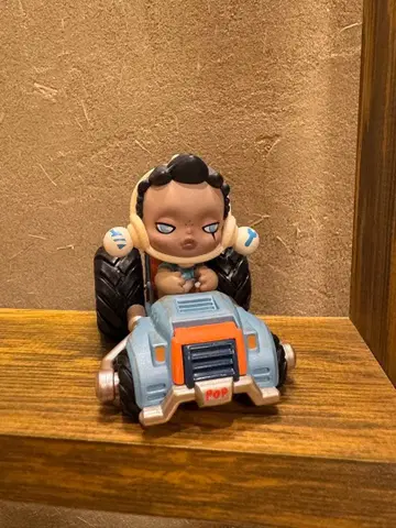 카트에 탄 캐릭터 피규어