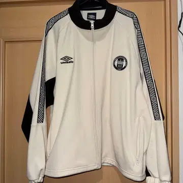 UMBRO 화이트 자켓 THE FIRKS FC