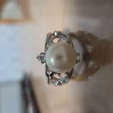 진주와 다이아몬드풍 장식의 반지