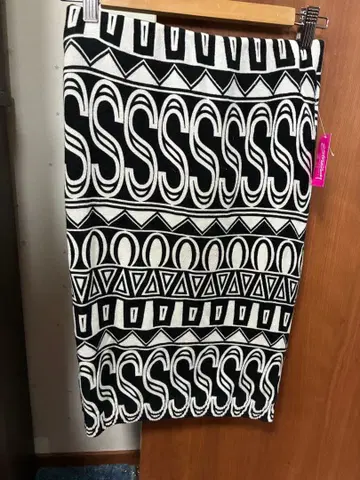 Swissy woman 기하학 패턴 타이트 스커트 블랙/화이트