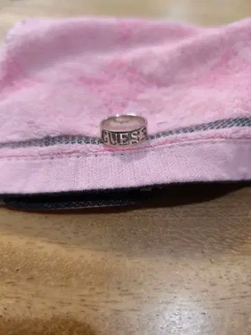 GUESS 실버 로고 반지