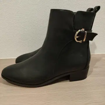 버클이 달린 블랙 지퍼 부츠