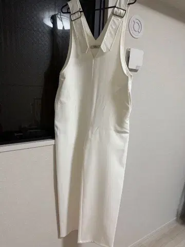 Alia 화이트 살로펫 V넥