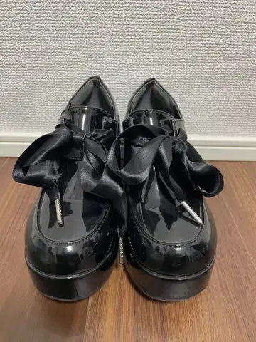 리본 포함 블랙 통굽 로퍼