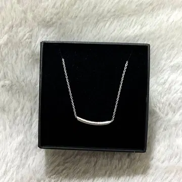 북유럽 생활 잡화점 맨살에 반짝임을 주는 실버 목걸이 line