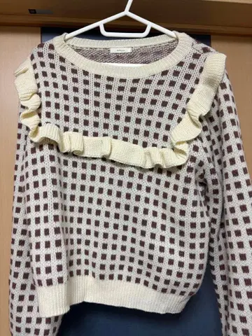 체크 무늬 프릴 니트