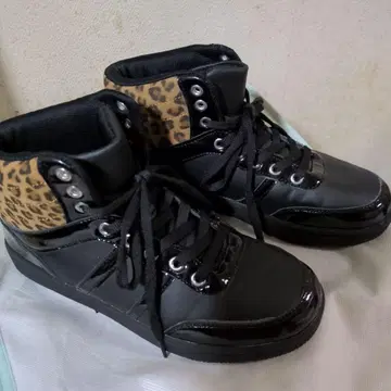 레오파드 무늬 하이컷 스니커즈 블랙