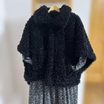 후드 부착 블랙 보아 판초