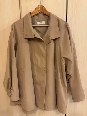 슬로브 이에나 텐트라인 숏코트 베이지