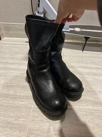 블랙 가죽 지퍼 부츠