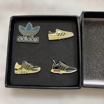 adidas 스니커즈형 핀 배지 4개 세트