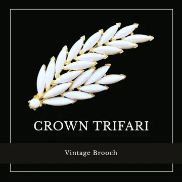 CROWN TRIFARI 밀크 유리 & 트리파리움 페더 브로치