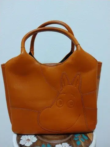 무민 엠보싱 가공 가죽 토트백 오렌지 계열