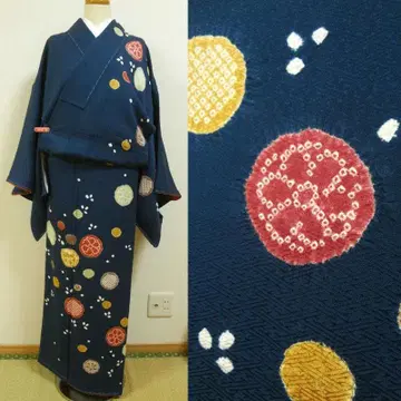 다크 네이비 색상에 히키타와 둥근 꽃 무늬가 있는 시보리츠케호몬기