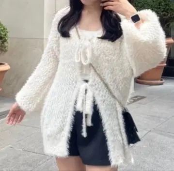 NICE CLAUP 화이트 퍼풍 니트 가디건