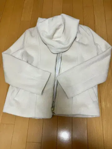 화이트 후드 부착 프리 스코트