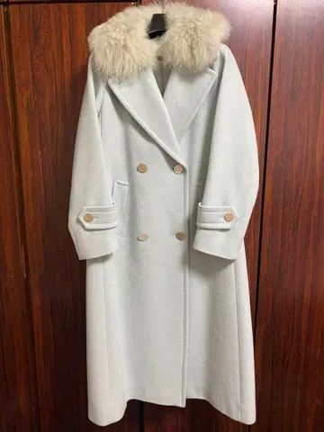 퍼가 달린 라이트 블루 롱 코트