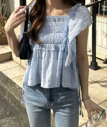 프릴 달린 라이트 블루 셔링 상의