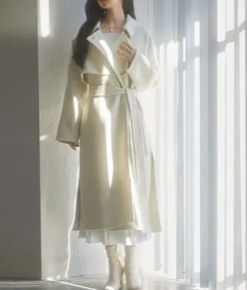 울 혼방 벨트 포함 요크 디자인 코트