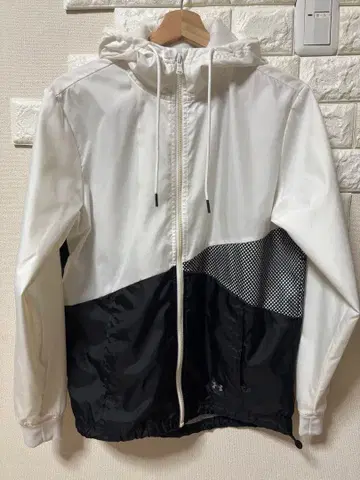 미사용 언더아머 UA 로고 후드 부착 나일론 자켓 화이트