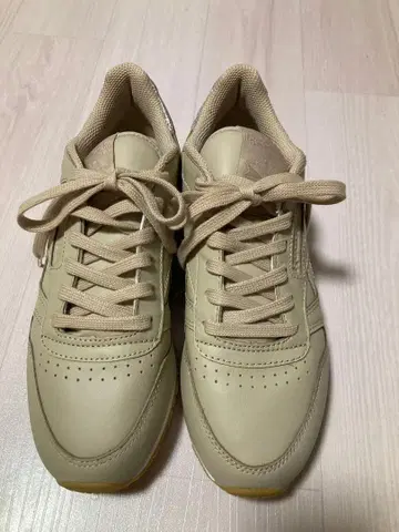 Reebok 베이지 스니커즈