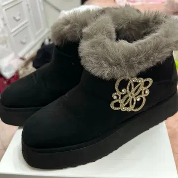 RANDA 모노그램 부품 숏 어그 부츠 L 사이즈