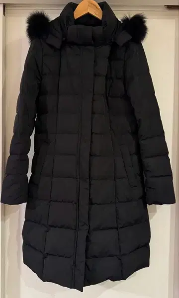 블랙 후드 부착 롱 다운 코트