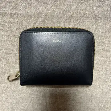 A.P.C. 블랙 가죽 이단 접이식 지갑