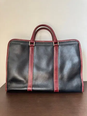 비즈니스 백 블랙과 레드 콤비네이션