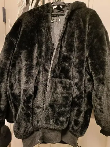 블랙 후드 부착 퍼 자켓