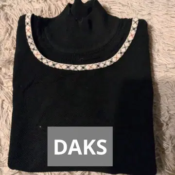DAKS 블랙 터틀넥 니트