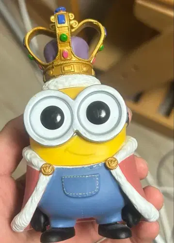 왕관을 쓴 미니언 피규어