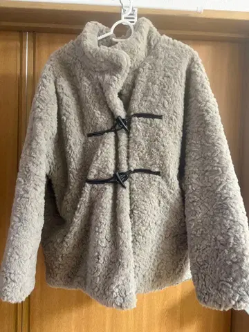 그레이 보아 자켓 토글 버튼 포함