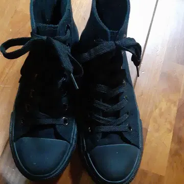 블랙 하이컷 스니커즈