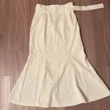 새상품급 그린 라벨 릴랙싱 아이보리 플레어 스커트 벨트 포함