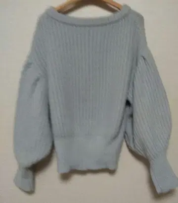 Nostalgia 봉긋한 소매의 라이트 블루 리브 니트