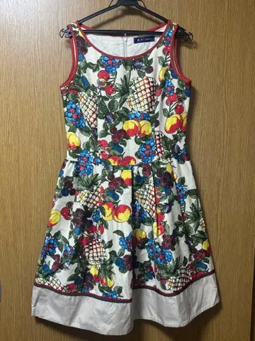 엠즈 그레이시 과일 패턴 슬리브리스 무릎 기장 원피스 사이즈 40